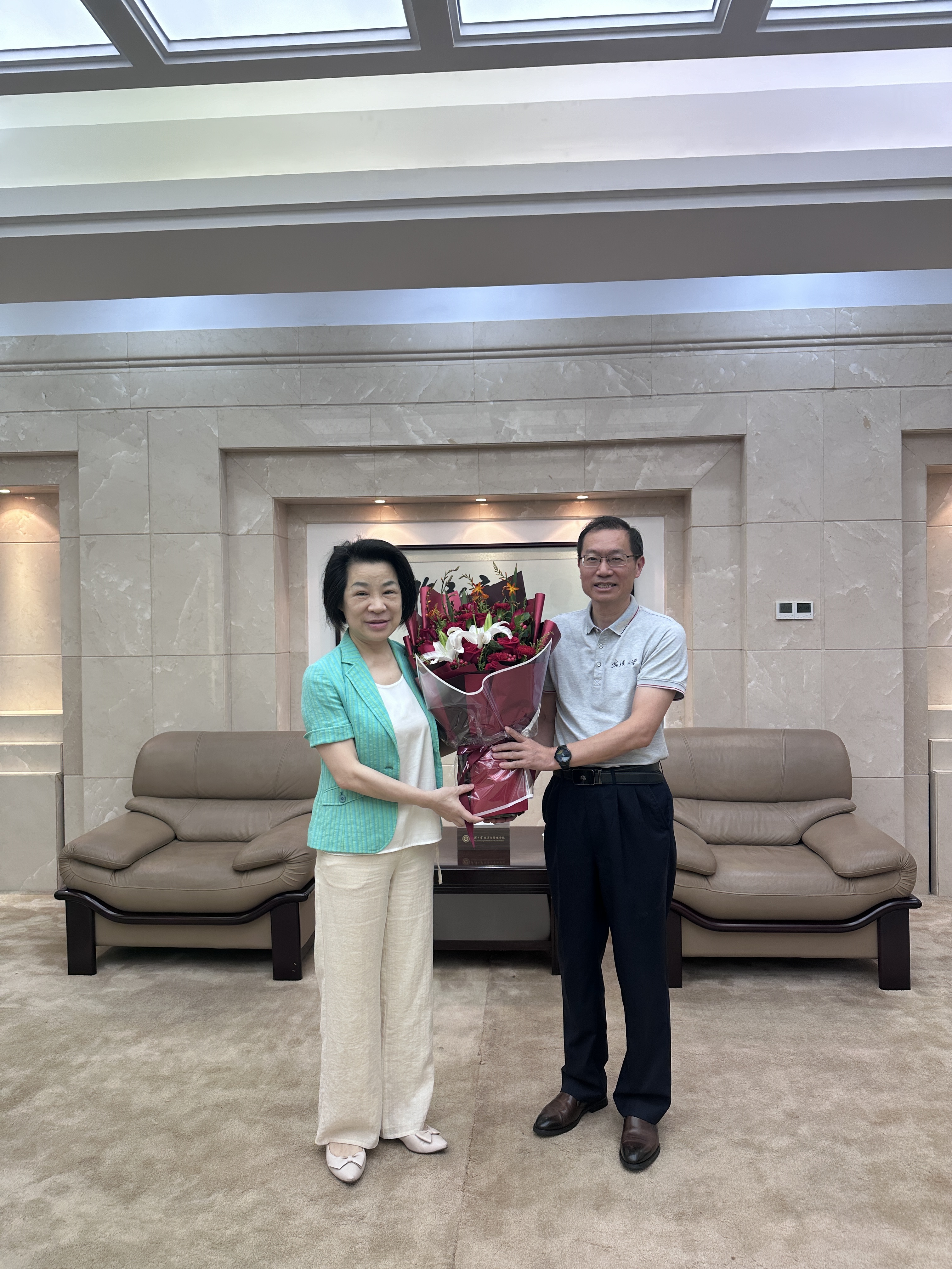 万清祥书记慰问经济与管理学院教授李艳萍.jpg